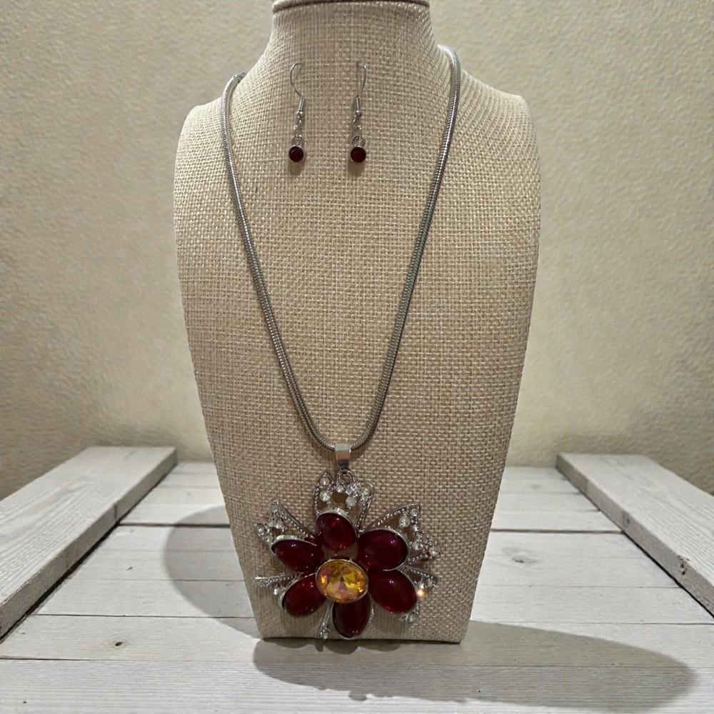 Elegant Red and Silver Floral Necklace Set